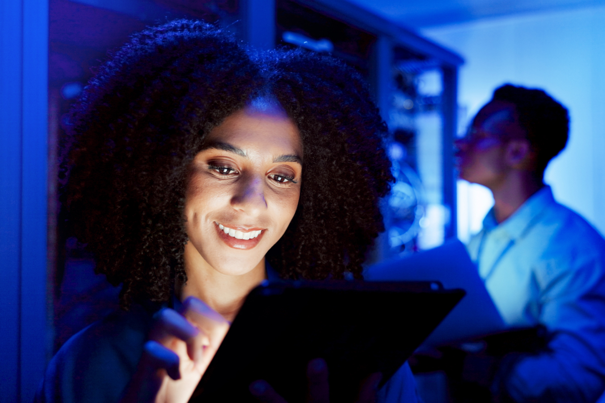 Profissional usando tecnologia em ambiente de trabalho
